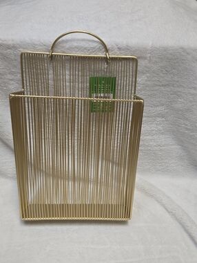 🎄NWTO! Large Gold Wire Basket 8x11.3 Magazine Rack Holder